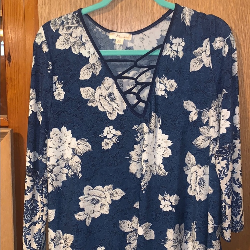 Misia Blue floral tunic. Size 2x.